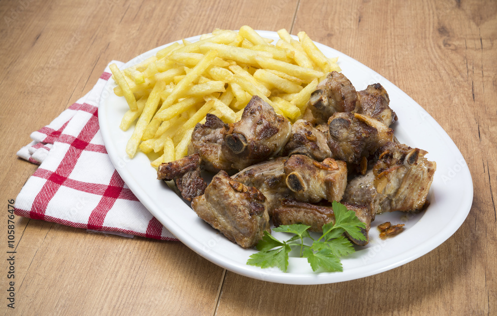 Costillas y patatas Costillas y patatas