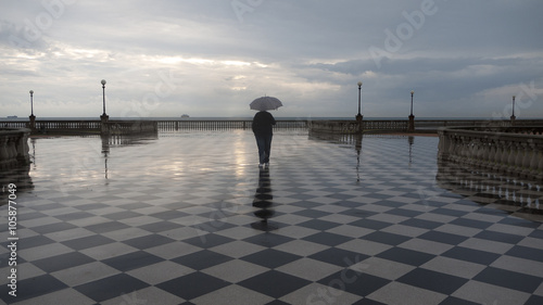 Terrazza mascagni,passante sotto la pioggia.