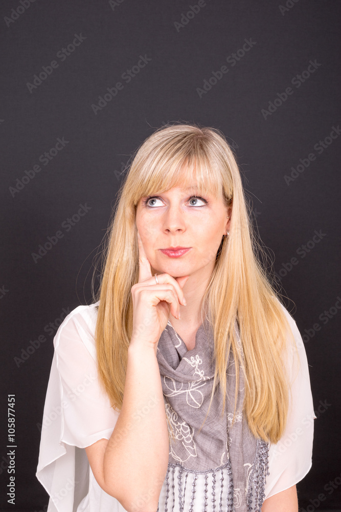 nachdenkliches Mädchen nachdenkliches Mädchen