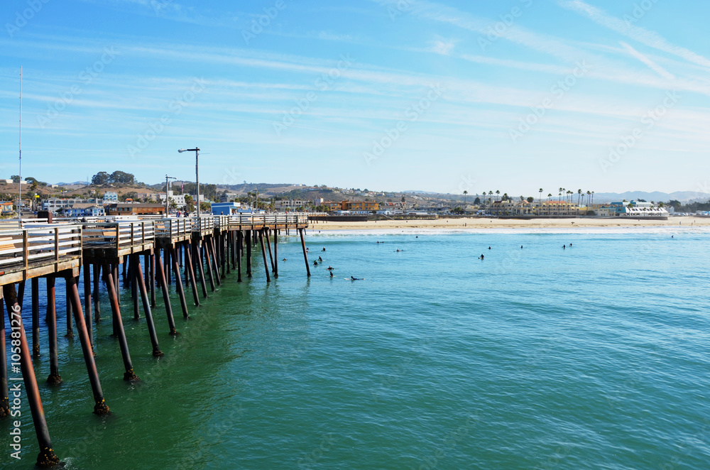 ausblick-vom-pier-auf-den-strand-von-pismo-beach-in-kalifornien-stock