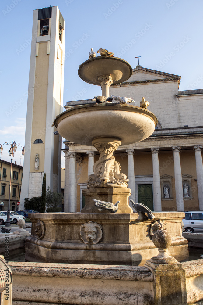 Fototapeta premium Pontedera,Fontana presso il Duomo.