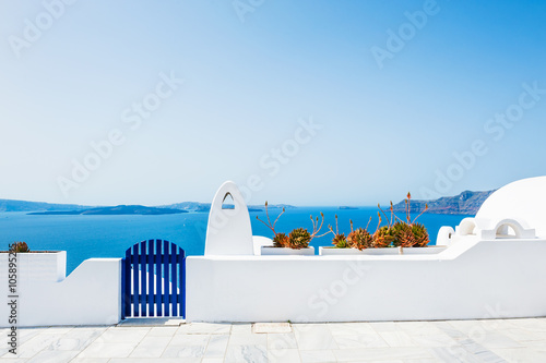 Fototapeta Biała architektura na Santorini wyspie, Grecja.
