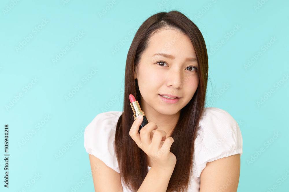 メイクアップをする女性 メイクアップをする女性