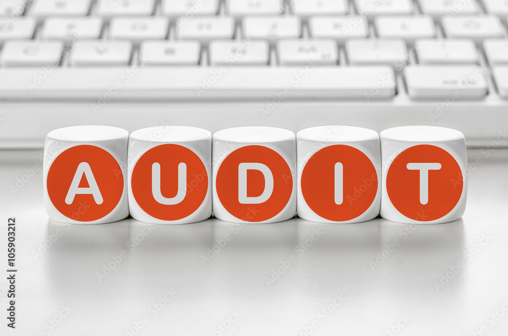 Buchstabenwürfel vor einer Tastatur - Audit Buchstabenwürfel vor einer Tastatur - Audit