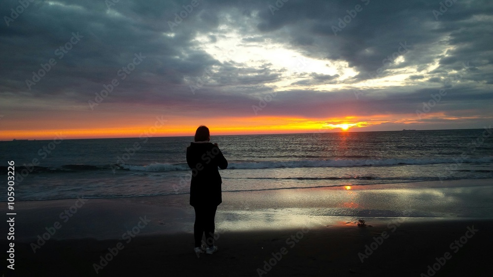ragazza davanti al tramonto ragazza davanti al tramonto