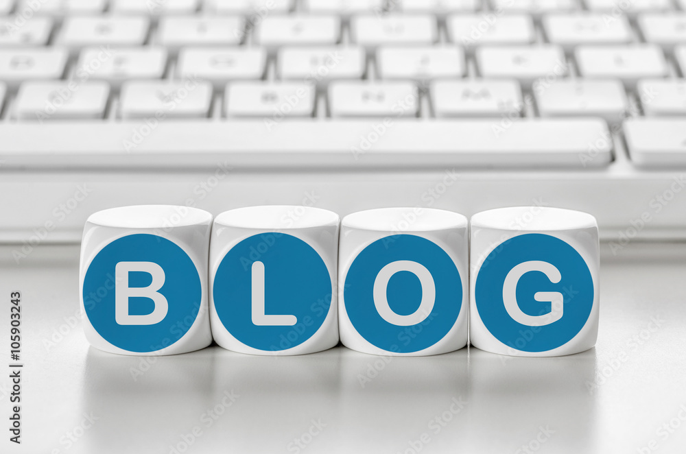Buchstabenwürfel vor einer Tastatur - Blog Buchstabenwürfel vor einer Tastatur - Blog