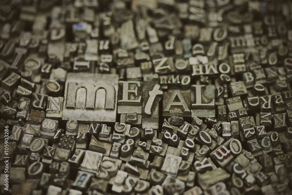Naklejka premium Close up of typeset letters with the word Metal
