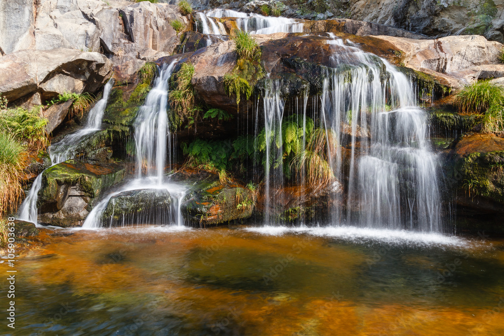 Obraz premium Cascadas en la Senda del Cañón del Río Tera. Parque Natural Lago de Sanabria, Zamora.