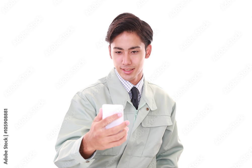 スマートフォンを持つ労働者 スマートフォンを持つ労働者