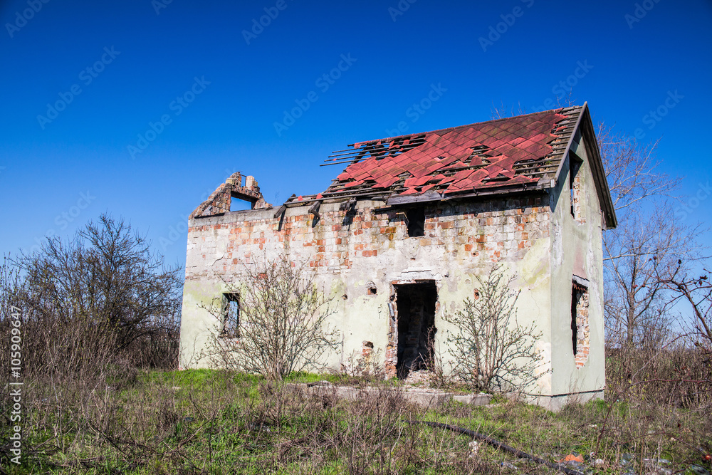Fototapeta premium Strongly ruined house