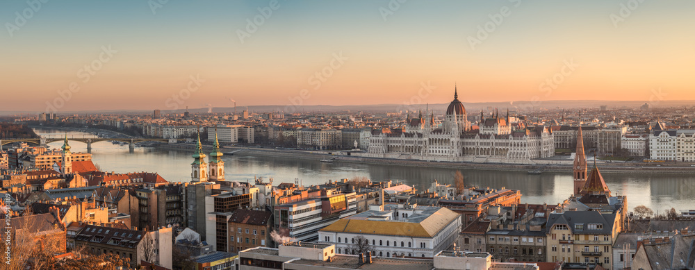 Fototapeta premium Szeroka panorama Budapesztu z węgierskim parlamentem i Dunajem o wschodzie słońca
