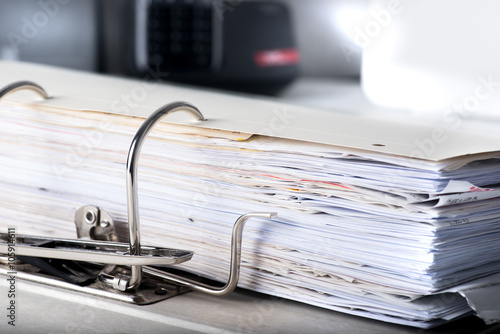 Dokumente, Schriftstücke und Akten im Ordner