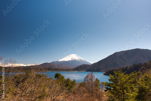 富士山と湖と青空