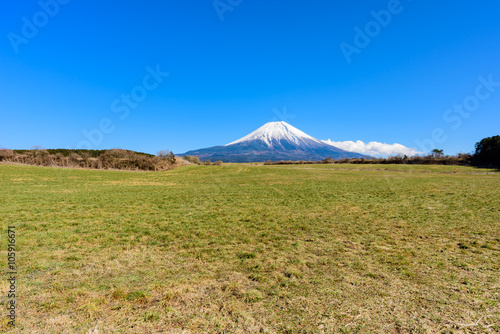 富士山と丘陵地帯 © youreyesonly