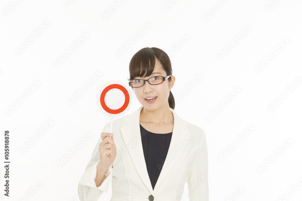 ○を出す女性　眼鏡　白シーツ