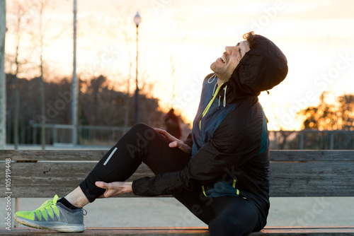Tableau sur toile athlete with muscle pain