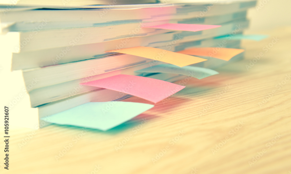 Obraz premium Stack of document with sticky note at office