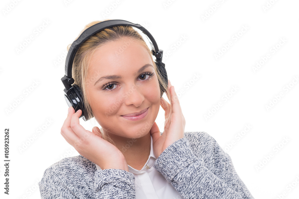 junge frau ist glücklich beim musik hören junge frau ist glücklich beim musik hören