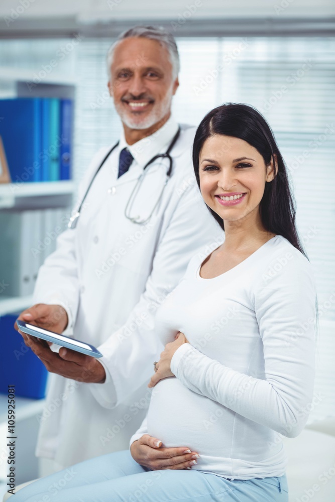 Obraz premium Pregnant woman interacting with doctor