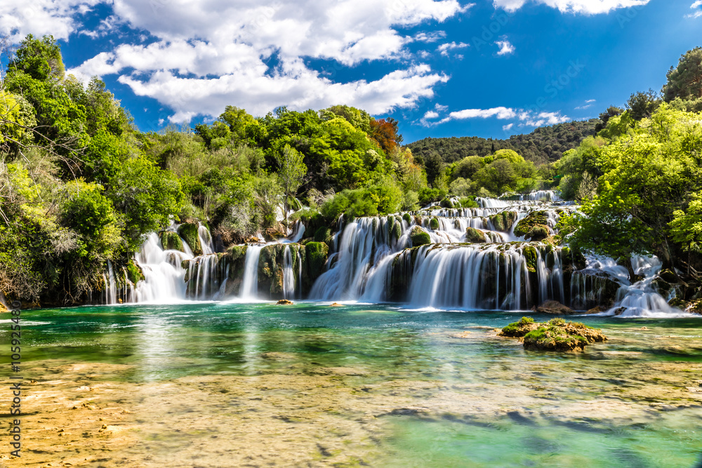 Obraz premium Wodospad W Parku Narodowym Krka-Dalmacja, Chorwacja