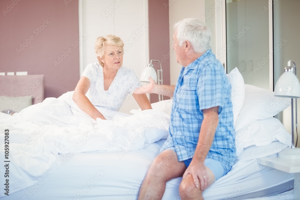 Obraz premium Senior couple talking in bedroom