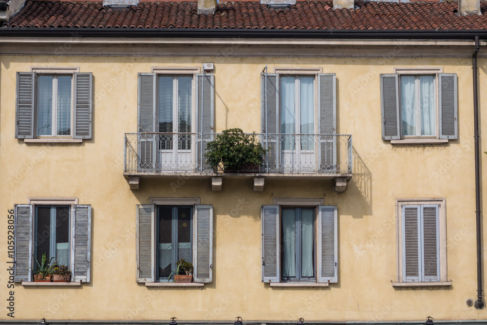 Finestre con persiane e balcone di una casa  
