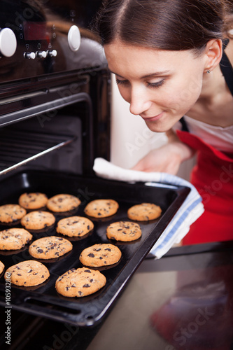 Young woman cooking cookies