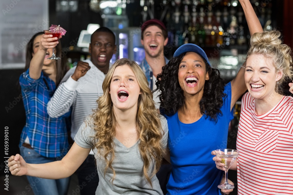 Obraz premium Happy friends watching sport