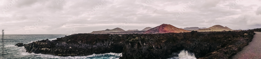 Panorama Aufnahme von Lanzarote// Feuerberge von der Küste aus 