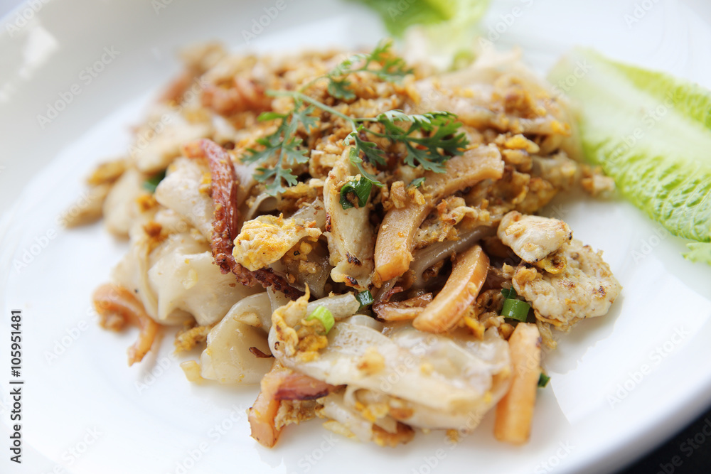 Fried rice noodle with chicken