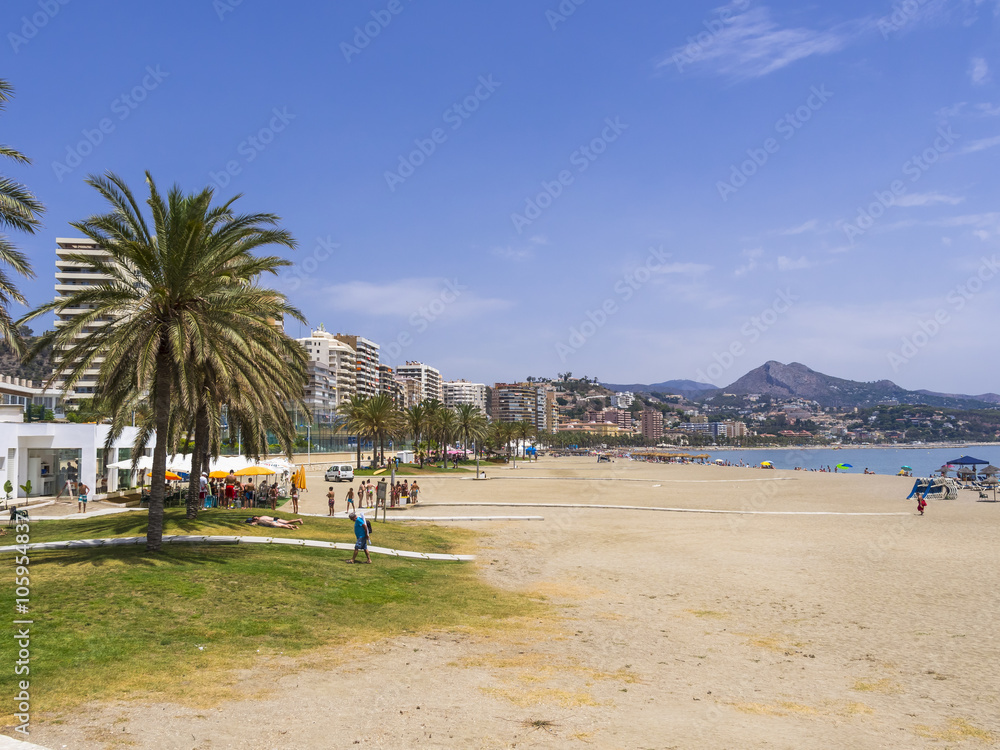 Obraz premium Liegen und Hochhäuser an der Playa de la Malagueta, Hafen, Málaga, Costa del Sol, Andalusien, Spanien