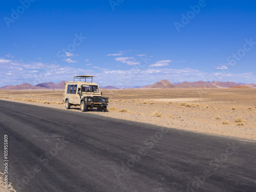 Jeep vor Sanddünen, im Sossusvlei, Naukluft Park, am Rande der Namib Wüste, Hardap, Namibia , Afrika