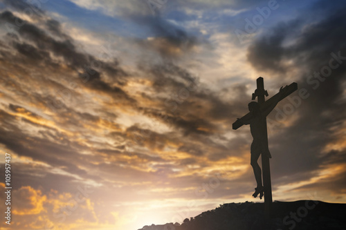 Photo Silhouette of Jesus with Cross over sunset concept for religion,