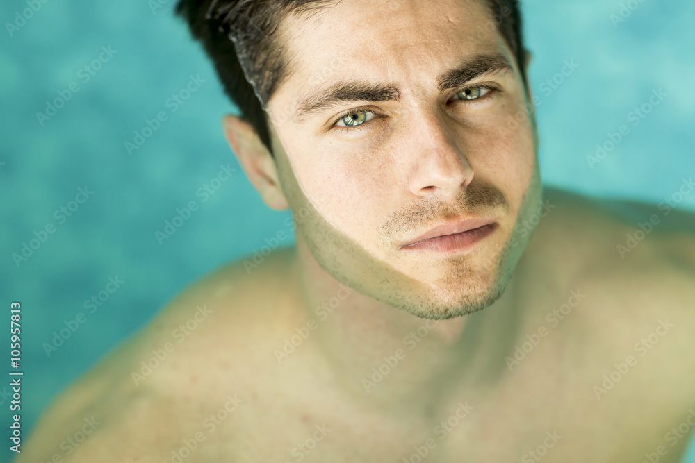 Obraz premium Man floating in the pool