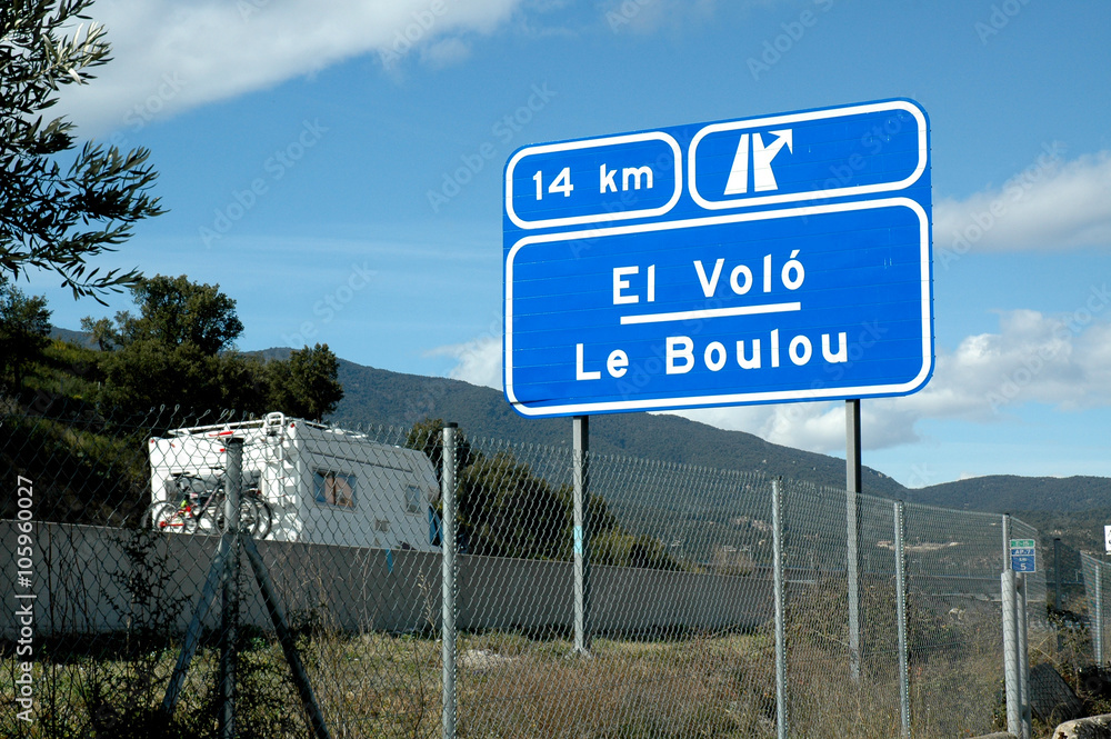 La Jonquera, Espagne, panneau de sortie Le Boulou sur autoroute AP7-E15 La Jonquera, Espagne, panneau de sortie Le Boulou sur autoroute AP7-E15