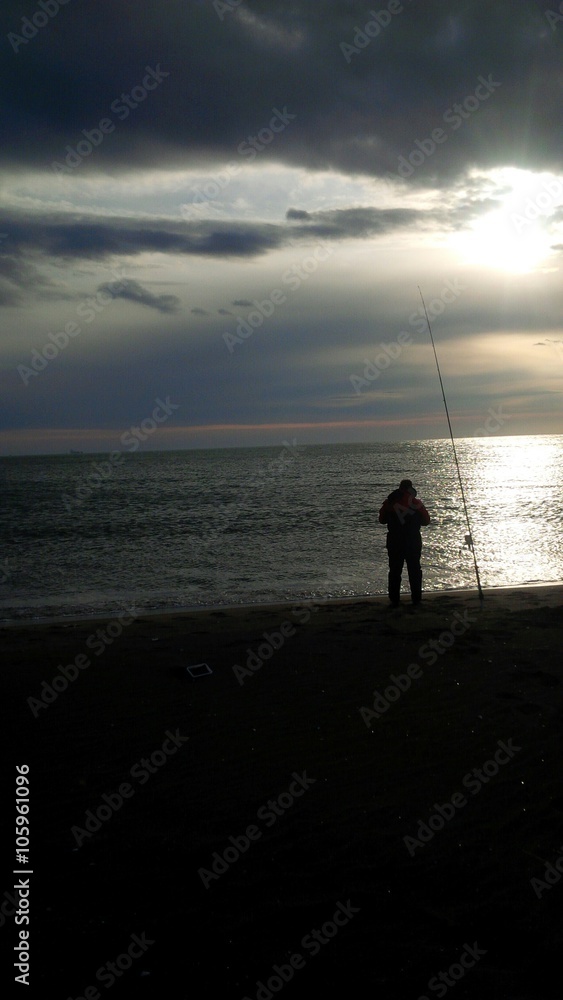 pescatore in riva al mare