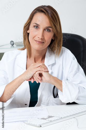 portrait de femme médecin souriante en blouse blanche  photo