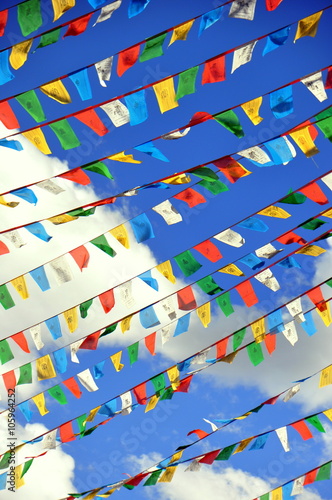 Tablou canvas Lhasa - Gebetsfahnen im Wind