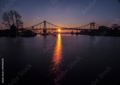Die Kaiser-Wilhelm-Brücke beim Sonnenuntergang im schönen Wilhelmshaven an der Nordseeküste © phonocar