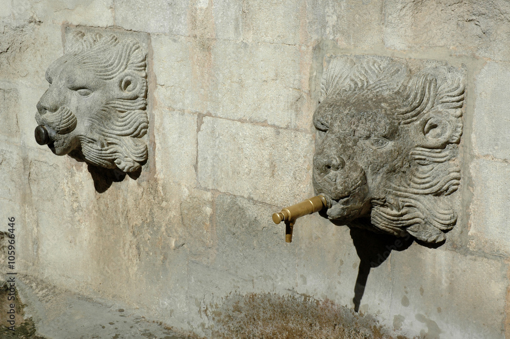 Fototapeta premium Gérone, Espagne, tête de lions ornant une fontaine près de la cathédrale