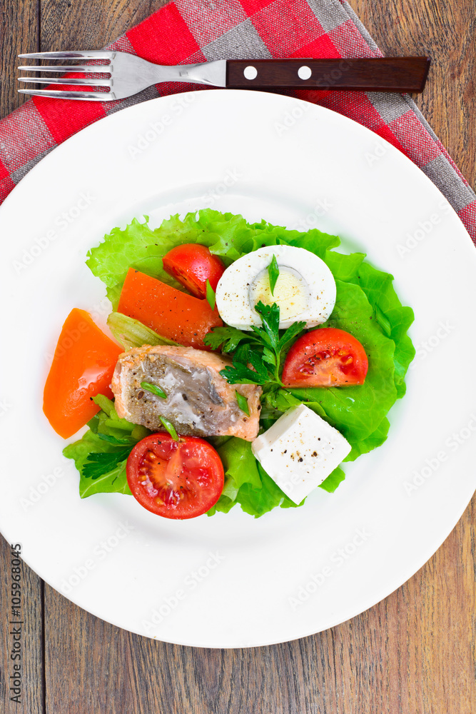 Salmon, Lettuce, Tomato and Sweet Pepper with Egg Salmon, Lettuce, Tomato and Sweet Pepper with Egg