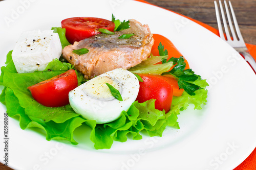 Salmon, Lettuce, Tomato and Sweet Pepper with Egg