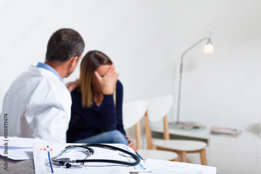 médecin auprès d'une patiente triste médecin auprès d'une patiente triste