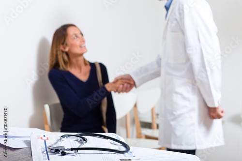 médecin qui sert la main à une patiente photo