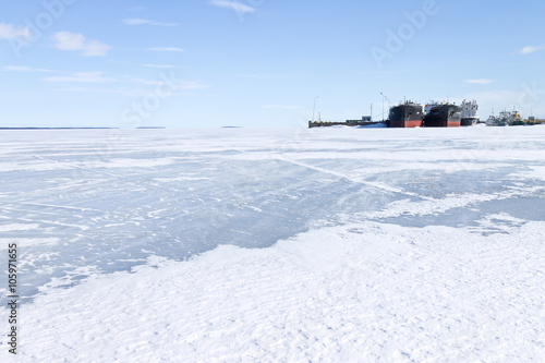 Photos Old frozen cargo ships in the port at winter time