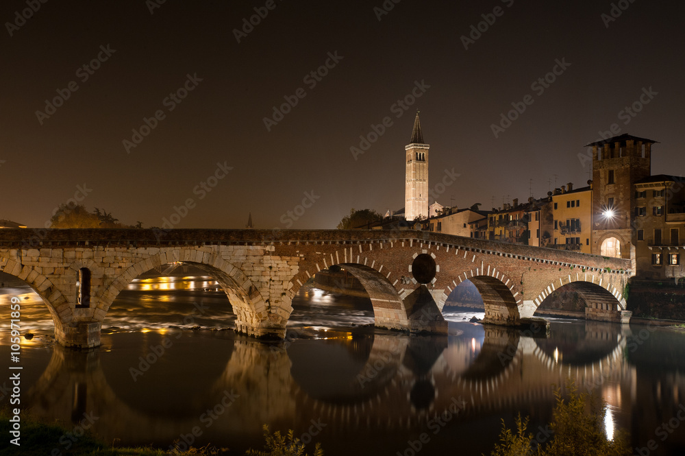 Ponte pietra di sera, Verona, Italia