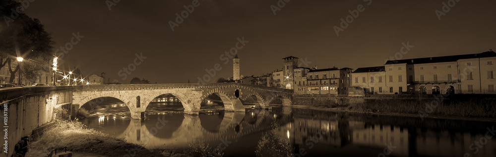Panoramica ponte Pietra di sera, Verona, Italia