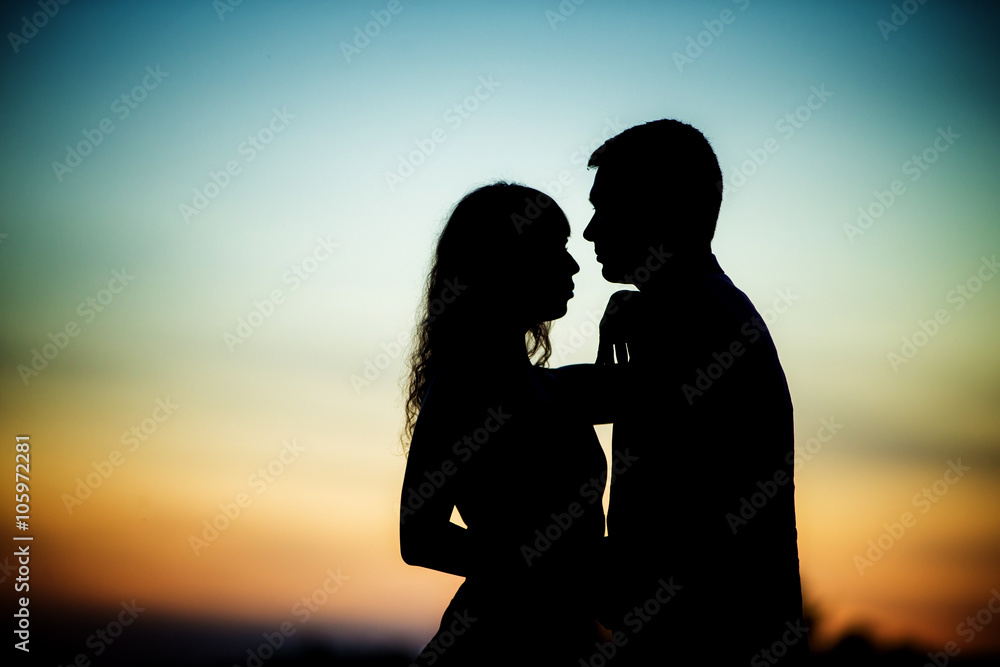 силуэт влюбленной пары на фоне заката