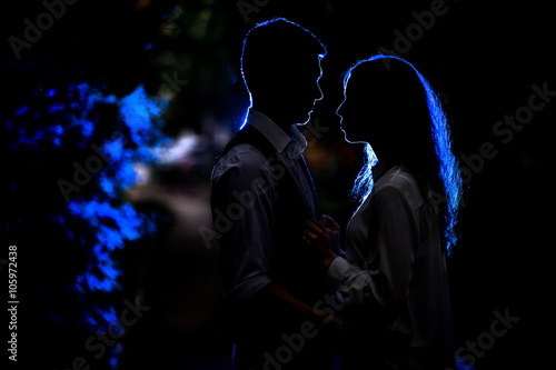 силуэт влюбленной пары ночью © Silverstony