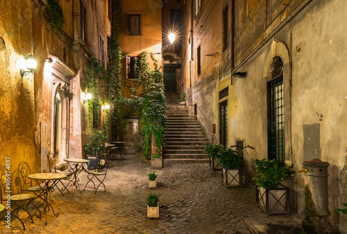 Fototapeta Naklejka Na Ścianę i Meble -  Old courtyard in Rome, Italy